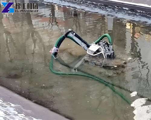 sludge removal robot working in confined waterway