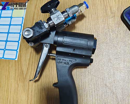 Polyurethane spray gun applying two-component spray material