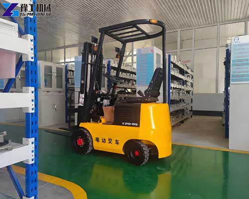 Small electric forklift for flexible handling in small storage areas