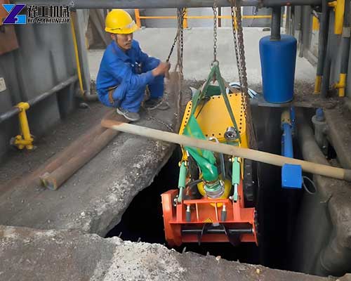 Tank cleaning robot for confined-space tank cleaning